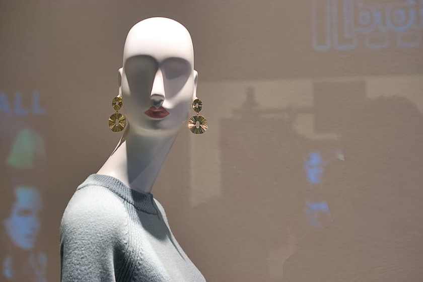 window-doll-fashion-earring