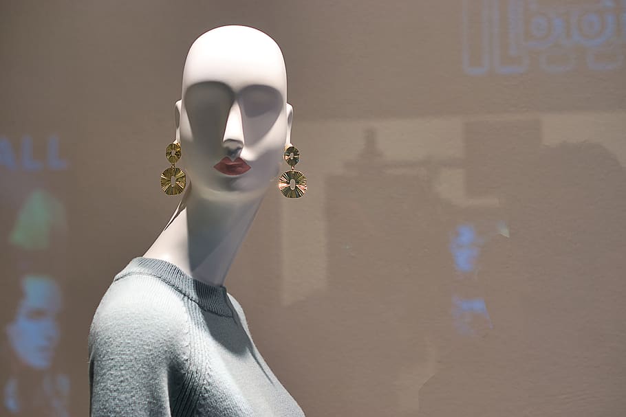 window-doll-fashion-earring